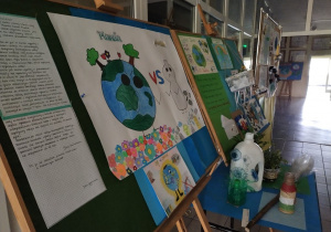 Wystawa prac konkursowych uczniów pod hasłem: " Planeta kontra plastik"