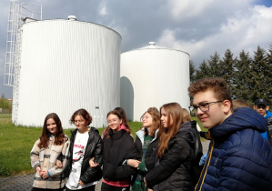 Uczniowie klas 7 na terenie Stacji Uzdatniania Wody w Rzgowie