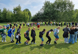 Uczniowie podczas tańca Indian Irokezów