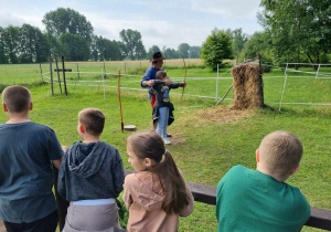 Uczniowie podczas szkolenia strzelania z łuku