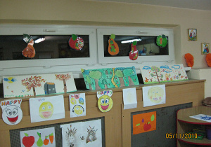 Wystawa rysunków dzieci przedstawiających jesienną pogodę oraz rysunki uśmiechniętych buziek.