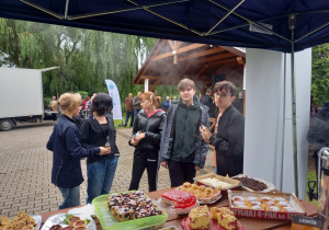 Szkolni wolontariusze przygotowujący stoisko z wypiekami.