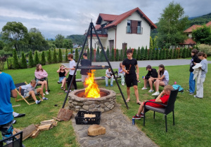 Koloniści w czasie ogniska w Ochotnicy Dolnej