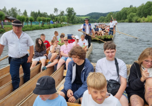 Koloniści w czasie spływu przełomem Dunajca na tratwach z flisakami