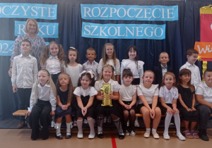 Klasa 1 c z wychowawczynią Agnieszką Suskiewicz na apelu rozpoczynającym nowy rok szkolny.