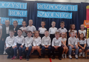 Klasa 1 b z wychowawczynią Justyną Zach podczas rozpoczęcia roku szkolnego 2024/2025.