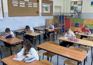 Uczniowie klas II piszą test z zasad bezpieczeństwa.