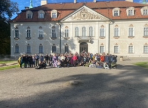 Uczniowie klas czwartych na wycieczce w Nieborowie