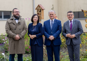 Zaproszeni goście z dyrektorem szkoły na tle szkolnego patio