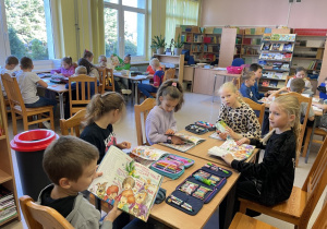 Uczniowie podczas lekcji bibliotecznej.