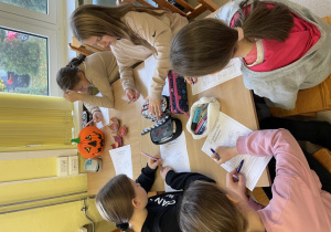 Uczniowie klasy 4B rozwiązują zadania podczas lekcji bibliotecznej.