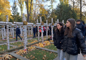 Uczniowie klas siódmych przemierzają alejki Cmentarza Wojskowego na Powązkach, szukają grobów bohaterów "Kamieni na szaniec".