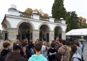 Uczniowie przed Grobem Nieznanego Żołnierza w Warszawie.