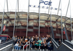 Uczniowie klas siódmych przed Stadionem Narodowym im. Kazimierza Górskiego w Warszawie.