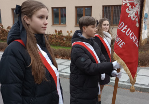 Poczet sztandarowy szkoły przed Urzędem Miasta