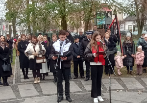 Uczniowie klasy VIII D przypominają zebranym rys historyczny zmagań o niepodległość Polski.