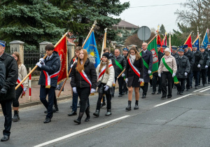 Przemarsz pocztów sztandarowych i uczestników uroczystości