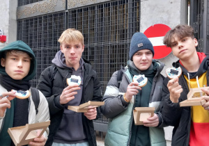 Jedna z grup z okolicznościowymi piernikami Centrum Pieniądza NBP