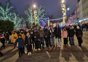 Uczniowie na Krakowskim Przedmieściu w tle świąteczna iluminacja