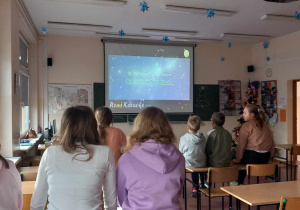 Uczniowie klas czwartych śpiewają góralską kolędą Gore gwiazda