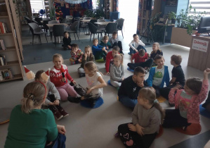 Uczniowie rozmawiają z panią bibliotekarką o zwyczajach świątecznych