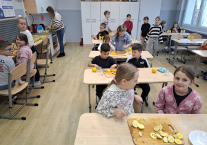 Uczniowie przygotowują upominki dla Dziadków w pracowni Laboratoria Przyszłości.