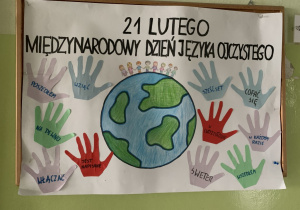 Plakat przed pracownią 25A- promujący obchody Międzynarodowego Dnia Języka Ojczystego