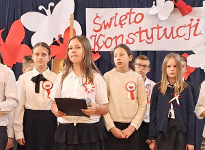 Uczniowie występujący podczas akademii