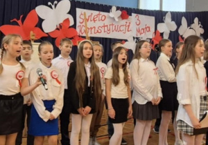 Uczniowie śpiewający piosenkę