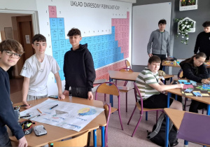 Uczniowie klasy 7b wykonujący plakaty o odnawialnych źródłach energii.