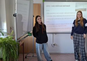 Uczennice klasy 7b przedstawiające prezentację o OZE.