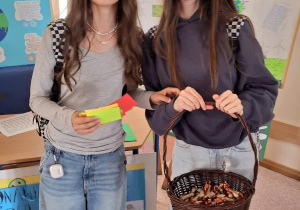 Uczennice klasy 7a z koszem cukierków i z przygotowanymi pytaniami dla uczniów klas: IV - VI.
