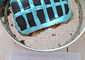 Ciasto przedstawiające panel fotowoltaiczny.
