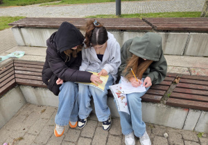 Dziewczynki odczytują zaszyfrowaną przez Karskiego wiadomość
