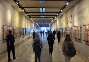 Uczniowie przechodzą przez tunel deportacyjny na Stacji Radegast