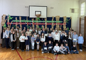 Grupowe zdjęcie uczestników oraz organizatorów konkursu.