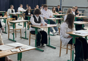 Uczniowie przed egzaminem na jednej z sal