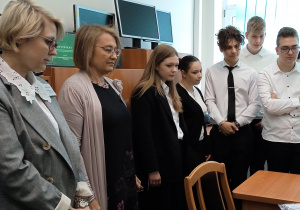 Przewodniczący zespołów nadzorujących i przedstawiciele zdających uczniów podczas pobrania arkuszy egzaminacyjnych