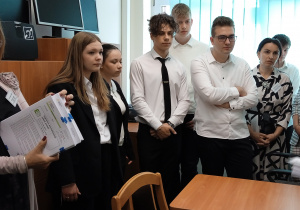 Przekazanie materiałów egzaminacyjnych w obecności przedstawicieli zdających uczniów