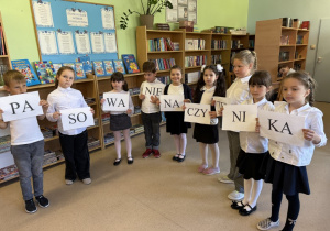 Uczniowie klasy 1 A podczas pasowania na czytelnika biblioteki szkolnej.