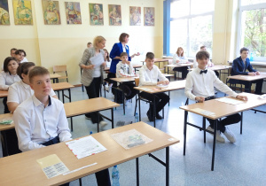 Ósmoklasiści przed egzaminem na jednej z sal