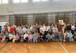 Uczniowie klas 1-3 podczas wizyty Pana Burmistrza i przedstawicieli Mandorii