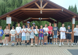 Na zdjęciu grupa uczniów zdająca egzamin praktyczny na kartę rowerową.