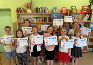Zdjęcie uczestników konkursu bibliotecznego.