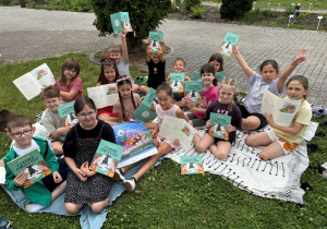 Uczennice klasy 1 A podczas lekcji bibliotecznej.