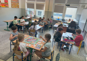 Klasa 3a w trakcie emocjonujących rozgrywek w Monopoly.