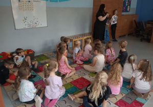 Przyszli pierwszoklasiści zwiedzają salę świetlicową.