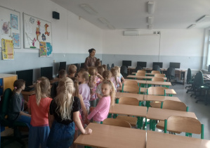 Przyszli uczniowie w sali komputerowej.