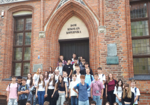 Uczniowie klas siódmych pod Domem Mikołaja Kopernika w Toruniu.
