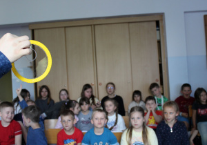 Doświadczenie z bańką mydlaną i kółkiem z nitki w środku